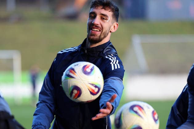 04.12.2025, xrekx, Fussball 3.Liga, 1.FC Saarbruecken - Training v.l. Sven Sonnenberg (1.FC Saarbruecken) beim ersten Training nach seiner Verletzung, Maske, Cut, Augenhoehlenbruch (DFL DFB REGULATIONS PROHIBIT ANY USE OF PHOTOGRAPHS as IMAGE SEQUENCES and or QUASI-VIDEO) Saarbruecken