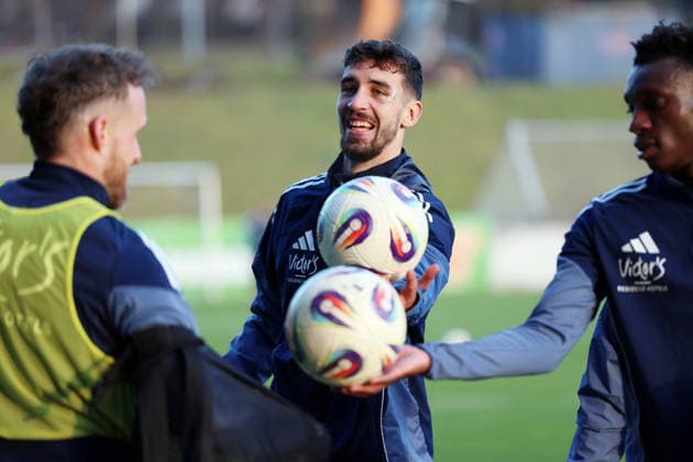 04.12.2025, xrekx, Fussball 3.Liga, 1.FC Saarbruecken - Training v.l. Sven Sonnenberg (1.FC Saarbruecken) beim ersten Training nach seiner Verletzung, Maske, Cut, Augenhoehlenbruch (DFL DFB REGULATIONS PROHIBIT ANY USE OF PHOTOGRAPHS as IMAGE SEQUENCES and or QUASI-VIDEO) Saarbruecken