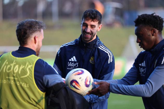 04.12.2025, xrekx, Fussball 3.Liga, 1.FC Saarbruecken - Training v.l. Sven Sonnenberg (1.FC Saarbruecken) beim ersten Training nach seiner Verletzung, Maske, Cut, Augenhoehlenbruch (DFL DFB REGULATIONS PROHIBIT ANY USE OF PHOTOGRAPHS as IMAGE SEQUENCES and or QUASI-VIDEO) Saarbruecken