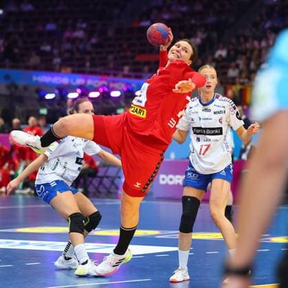 Torwurf von Dragana Cvijic (Serbien) Färöer-Inseln vs Serbien, Handball, Frauen-Weltmeisterschaft, 04.12.2025 Färöer-Inseln vs Serbien, Handball, Frauen-Weltmeisterschaft, 04.12.2025 Dortmund Copyright: xEibner-Pressefotox EP_RWS