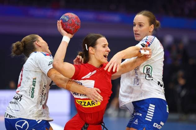 Jovana Jovovic (Serbien) im Zweikampf mit Suna Hansen (Färöer-Inseln, links) und Pernille Brandenborg (Färöer-Inseln) Färöer-Inseln vs Serbien, Handball, Frauen-Weltmeisterschaft, 04.12.2025 Färöer-Inseln vs Serbien, Handball, Frauen-Weltmeisterschaft, 04.12.2025 Dortmund Copyright: xEibner-Pressefotox EP_RWS