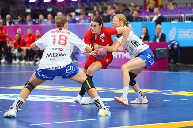 Jovana Jovovic (Serbien) im Zweikampf mit Liv Zachariasen (Färöer-Inseln, rechts) Färöer-Inseln vs Serbien, Handball, Frauen-Weltmeisterschaft, 04.12.2025 Färöer-Inseln vs Serbien, Handball, Frauen-Weltmeisterschaft, 04.12.2025 Dortmund Copyright: xEibner-Pressefotox EP_RWS