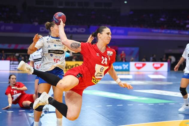 Torwurf von Jovana Skrobic (Serbien) Färöer-Inseln vs Serbien, Handball, Frauen-Weltmeisterschaft, 04.12.2025 Färöer-Inseln vs Serbien, Handball, Frauen-Weltmeisterschaft, 04.12.2025 Dortmund Copyright: xEibner-Pressefotox EP_RWS