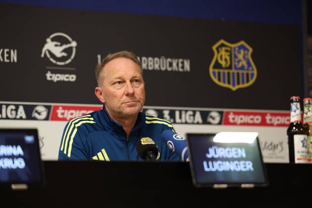 04.12.2025, xrekx, Fussball 3.Liga, 1.FC Saarbruecken - Pressekonferenz v.l. Jürgen Juergen Luginger Interimstrainer (1.FC Saarbruecken) (DFL DFB REGULATIONS PROHIBIT ANY USE OF PHOTOGRAPHS as IMAGE SEQUENCES and or QUASI-VIDEO) Saarbruecken