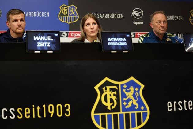 04.12.2025, xrekx, Fussball 3.Liga, 1.FC Saarbruecken - Pressekonferenz v.l. Manuel Zeitz (1.FC Saarbruecken) Katharina Essigkrug Pressesprecherin Jürgen Juergen Luginger Interimstrainer (1.FC Saarbruecken) (DFL DFB REGULATIONS PROHIBIT ANY USE OF PHOTOGRAPHS as IMAGE SEQUENCES and or QUASI-VIDEO) Saarbruecken