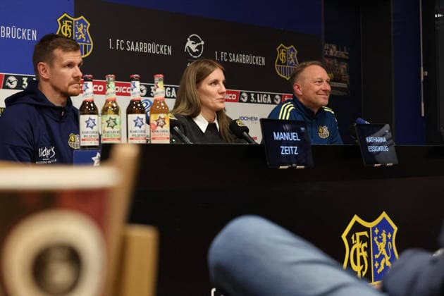04.12.2025, xrekx, Fussball 3.Liga, 1.FC Saarbruecken - Pressekonferenz v.l. Manuel Zeitz (1.FC Saarbruecken) Katharina Essigkrug Pressesprecherin Jürgen Juergen Luginger Interimstrainer (1.FC Saarbruecken) (DFL DFB REGULATIONS PROHIBIT ANY USE OF PHOTOGRAPHS as IMAGE SEQUENCES and or QUASI-VIDEO) Saarbruecken