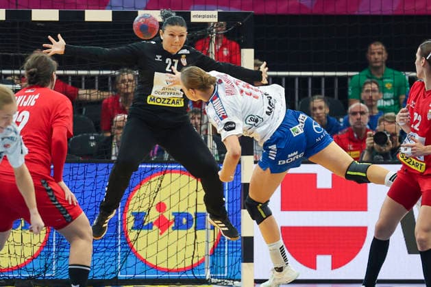 GER, Dortmund, 27th Wommen s World Championship, WM, Weltmeisterschaft 2025, Hauptrunde Main Round, Gruppe Group II 2. Runde Round: Serbien Serbia (SRB) vs. Färöer Inseln Faroe Islands (FRO) 04.12.2025, Westfalenhalle, Dortmund, GER, Dortmund, 27th Wommen s World Championship 2025, Hauptrunde Main Round, Gruppe Group II 2. Runde Round: Serbien Serbia (SRB) vs. Färöer Inseln Faroe Islands (FRO), im Bild: Jana MITTÃöN (FRO 77), wirft auf s Tor an Gordana Petković Goalkeeperin (SRB 27),