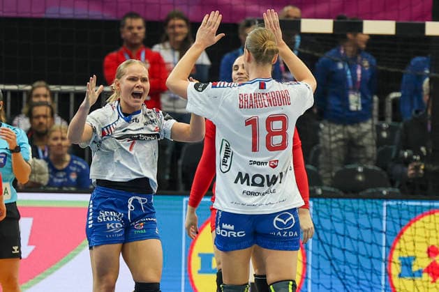 GER, Dortmund, 27th Wommen s World Championship, WM, Weltmeisterschaft 2025, Hauptrunde Main Round, Gruppe Group II 2. Runde Round: Serbien Serbia (SRB) vs. Färöer Inseln Faroe Islands (FRO) 04.12.2025, Westfalenhalle, Dortmund, GER, Dortmund, 27th Wommen s World Championship 2025, Hauptrunde Main Round, Gruppe Group II 2. Runde Round: Serbien Serbia (SRB) vs. Färöer Inseln Faroe Islands (FRO), im Bild: Torjubel Jubel Jubellauf, Bjarta JOHANSEN (FRO 7), Pernille BRANDENBORG (FRO 18),