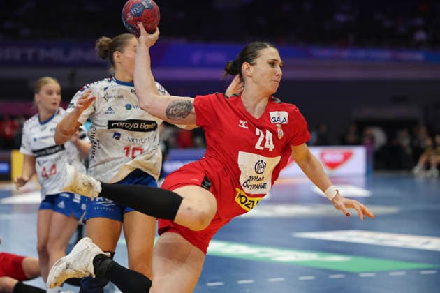 GER, Dortmund, 27th Wommen s World Championship, WM, Weltmeisterschaft 2025, Hauptrunde Main Round, Gruppe Group II 2. Runde Round: Serbien Serbia (SRB) vs. Färöer Inseln Faroe Islands (FRO) 04.12.2025, Westfalenhalle, Dortmund, GER, Dortmund, 27th Wommen s World Championship 2025, Hauptrunde Main Round, Gruppe Group II 2. Runde Round: Serbien Serbia (SRB) vs. Färöer Inseln Faroe Islands (FRO), im Bild: Jovana Skrobić (SRB 24), mit einem Wurf auf s Tor
