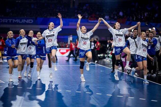 Sport Bilder des Tages DORTMUND, GERMANY - DECEMBER 4: Players of the Faroe Islands celebrate the last minute draw of the 27th IHF Women’s World Handball Championship match between Serbia vs. Faroe Islands at Westfalenhalle on matchday 3 of the main round of the 27th IHF Women’s World Handball Championship on December 4, 2025 in Dortmund, Germany. Elsa Egholm (Faroe Islands, 2) , Marita Mortensen (Faroe Islands, 6), Liv Sveinbjornsdottir (Faroe Islands, 23) , Suna Hansen (Faroe Islands, 10), Maria Nolsoy (Faroe Islands, 21), Anna Elisabeth Weyhe (Faroe Islands, 44) North Rhine Westphalia Germany Copyright: xBEAUTIFULxSPORTS Wunderlx