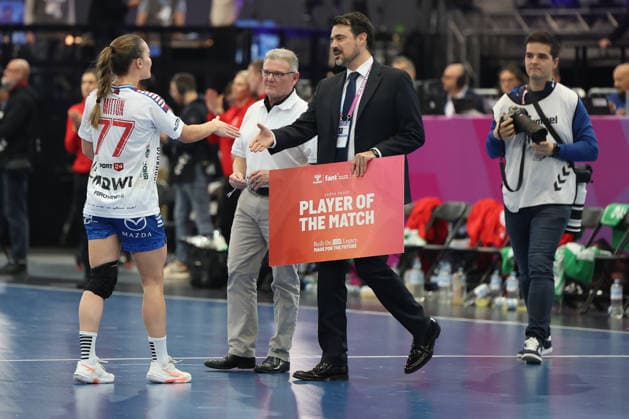 GER, Dortmund, 27th Wommen s World Championship, WM, Weltmeisterschaft 2025, Hauptrunde Main Round, Gruppe Group II 2. Runde Round: Serbien Serbia (SRB) vs. Färöer Inseln Faroe Islands (FRO) 04.12.2025, Westfalenhalle, Dortmund, GER, Dortmund, 27th Wommen s World Championship 2025, Hauptrunde Main Round, Gruppe Group II 2. Runde Round: Serbien Serbia (SRB) vs. Färöer Inseln Faroe Islands (FRO), im Bild: Player of the Match Jana MITTÃöN (FRO 77),
