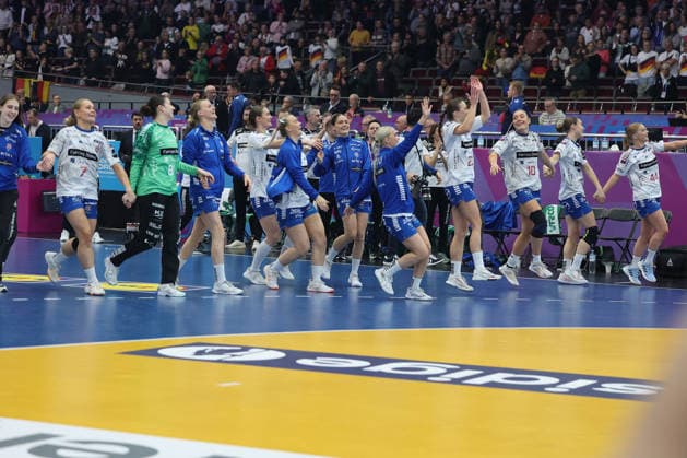 GER, Dortmund, 27th Wommen s World Championship, WM, Weltmeisterschaft 2025, Hauptrunde Main Round, Gruppe Group II 2. Runde Round: Serbien Serbia (SRB) vs. Färöer Inseln Faroe Islands (FRO) 04.12.2025, Westfalenhalle, Dortmund, GER, Dortmund, 27th Wommen s World Championship 2025, Hauptrunde Main Round, Gruppe Group II 2. Runde Round: Serbien Serbia (SRB) vs. Färöer Inseln Faroe Islands (FRO), im Bild: die Färöerer bedanken sich bei den mitgereisten Zuschauern