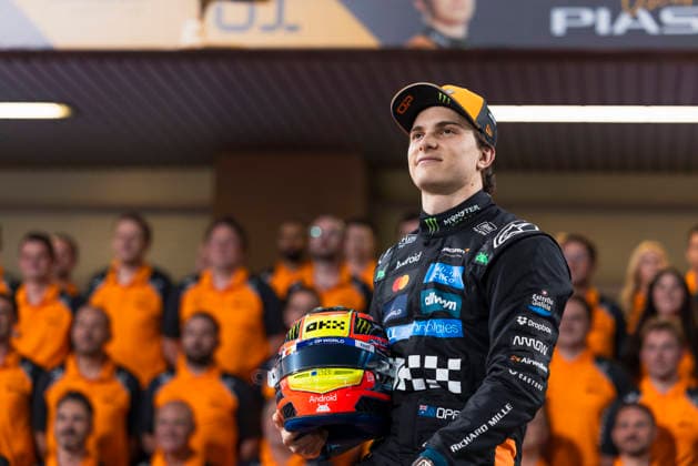 Formula 1 Etihad Airways Abu Dhabi Grand Prix 2025 Alexis Perrin OVERTAKE MAXPPP - Abu Dhabi 04 12 2025 81 PIASTRI Oscar (aus), McLaren F1 Team, portrait Team picture McLaren F1 Team at the Formula 1 Etihad Airways Abu Dhabi Grand Prix 2025, the 24th round of the 2025 FIA Formula 1 World Championship, WM, Weltmeisterschaft at Yas Marina Circuit in Abu Dhabi, United Arab Emirates, from 4 to 7 December 2025 Abu Dhabi Yas Marina Circuit United Arab Emirates  Copyright: xOVERTAKE MAXPPPxAlexisxPerrinx OVT202512042080 OVT202512042080