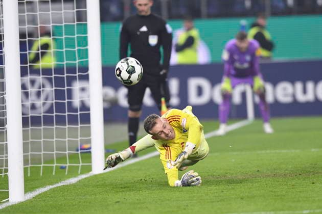 GER; 2. FBL, Hamburger SV vs Holstein Kiel 03.12.2025, Volksparkstadion, Hamburg, GER; DFB-Pokal, Hamburger SV vs Holstein Kiel im Bild Torhueter Daniel Peretz (Hamburg 26) haelt beim Elfmeterschiessen den Ball nicht