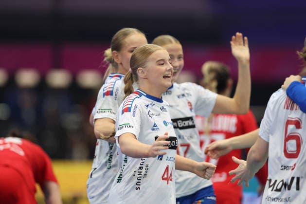 GER, Dortmund, 27th Wommen s World Championship, WM, Weltmeisterschaft 2025, Hauptrunde Main Round, Gruppe Group II 2. Runde Round: Serbien Serbia (SRB) vs. Färöer Inseln Faroe Islands (FRO) 04.12.2025, Westfalenhalle, Dortmund, GER, Dortmund, 27th Wommen s World Championship 2025, Hauptrunde Main Round, Gruppe Group II 2. Runde Round: Serbien Serbia (SRB) vs. Färöer Inseln Faroe Islands (FRO), im Bild: die Färöerer Mannschaft freut sich ueber das Unentschieden und jubelt Anna Elisabeth WEYHE (FRO 44), Liv ZACHARIASEN (FRO 17),