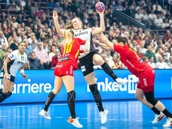Viola Leuchter (Deutschland, 77) wirft aus dem Rueckraum, Montenegro vs. Deutschland, Handball, Weltmeisterschaft, Frauen, Spielzeit 2025 2026, 04.12.2025, Montenegro vs. Deutschland, Handball, Weltmeisterschaft, Frauen, Spielzeit 2025 2026, 04.12.2025 Dortmund Copyright: xEibner-Pressefoto MichaelxSchmidx EP_MST