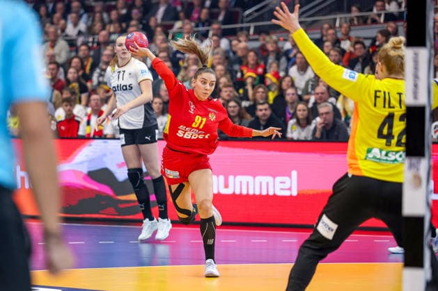 04.12.2025, Handball WM Frauen, Hauptrunde, Deutschland - Montenegro, 27th IHF Women s Handball World Championship, WM, Weltmeisterschaft Westfalenhalle Dortmund: Ivona Pavicevic (Montenegro 91) wirft auf das Tor von Katharina Filter (GER 42) Nordrhein-Westfalen Deutschland