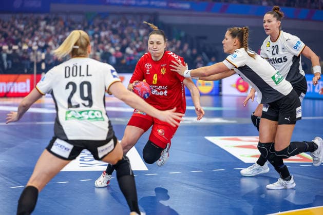 04.12.2025, Handball WM Frauen, Hauptrunde, Deutschland - Montenegro, 27th IHF Women s Handball World Championship, WM, Weltmeisterschaft Westfalenhalle Dortmund: Antje Doll (GER 29) Xenia Smits (GER 11) Emily Vogel (GER 20) verteidigen gegen Djurdjina Jaukovic (Montenegro 09) Nordrhein-Westfalen Deutschland