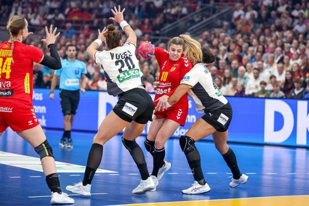 04.12.2025, Handball WM Frauen, Hauptrunde, Deutschland - Montenegro, 27th IHF Women s Handball World Championship, WM, Weltmeisterschaft Westfalenhalle Dortmund: Matea Pletikosic (Montenegro 10) wird von Emily Vogel (GER 20) und Aimee von Pereira (GER 49) festgemacht Nordrhein-Westfalen Deutschland
