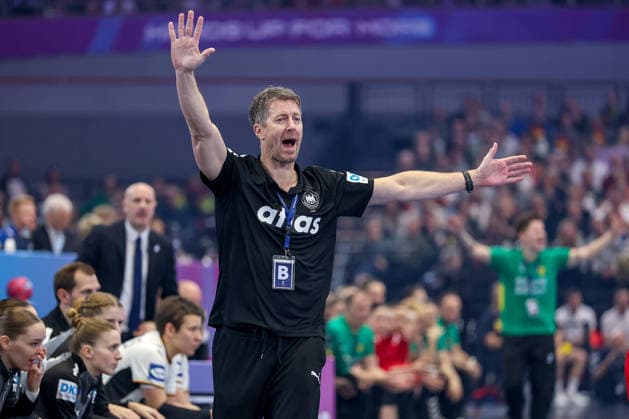 04.12.2025, Handball WM Frauen, Hauptrunde, Deutschland - Montenegro, 27th IHF Women s Handball World Championship, WM, Weltmeisterschaft Westfalenhalle Dortmund: Nationaltrainer Markus Gaugisch (GER hc) gestikulierend am Spielfeldrand Nordrhein-Westfalen Deutschland