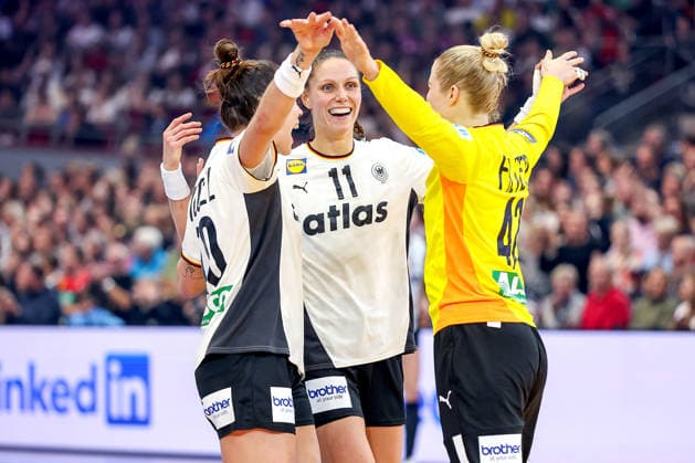04.12.2025, Handball WM Frauen, Hauptrunde, Deutschland - Montenegro, 27th IHF Women s Handball World Championship, WM, Weltmeisterschaft Westfalenhalle Dortmund: Emily Vogel (GER 20) Xenia Smits (GER 11) Katharina Filter (GER 42) jubelnd Nordrhein-Westfalen Deutschland
