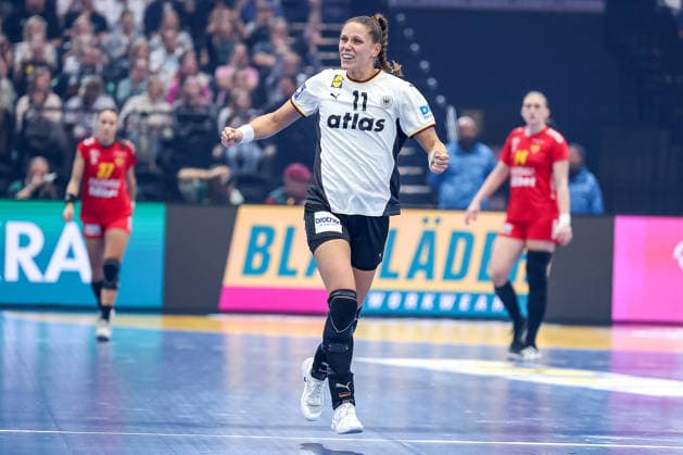 04.12.2025, Handball WM Frauen, Hauptrunde, Deutschland - Montenegro, 27th IHF Women s Handball World Championship, WM, Weltmeisterschaft Westfalenhalle Dortmund: Xenia Smits (GER 11) jubelnd Nordrhein-Westfalen Deutschland