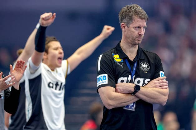 04.12.2025, Handball WM Frauen, Hauptrunde, Deutschland - Montenegro, 27th IHF Women s Handball World Championship, WM, Weltmeisterschaft Westfalenhalle Dortmund: Nationaltrainer Markus Gaugisch (GER hc) gestikulierend am Spielfeldrand Nordrhein-Westfalen Deutschland