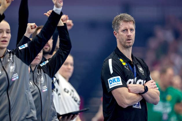 04.12.2025, Handball WM Frauen, Hauptrunde, Deutschland - Montenegro, 27th IHF Women s Handball World Championship, WM, Weltmeisterschaft Westfalenhalle Dortmund: Nationaltrainer Markus Gaugisch (GER hc) gestikulierend am Spielfeldrand Nordrhein-Westfalen Deutschland