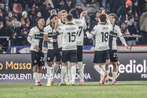 December 4, 2025, Bologna, BOLOGNA: Parma s Adrian Benedyczak jubilates with his teammates after scoring the goal during the Italian Cup soccer match Bologna FC vs Parma Calcio at Renato Dall Ara stadium in Bologna, Italy, 4 December 2025. ANSA ELISABETTA BARACCHI. Soccer: Italian Cup ; Bologna-Parma  - ZUMAa110 20251204_zaf_a110_019 Copyright: xElisabettaxBaracchix