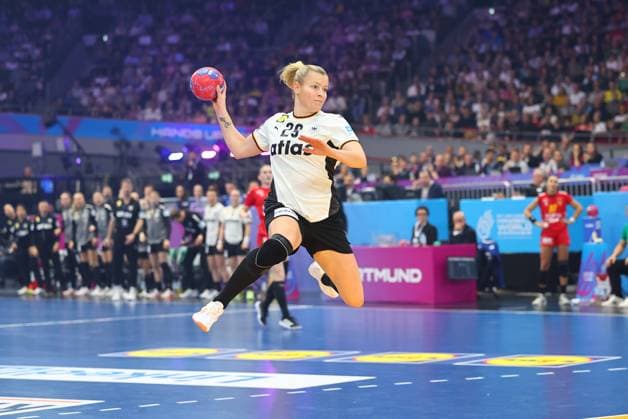 Torwurf von Antje Doell (Deutschland) Deutschland vs Montenegro, Handball, Frauen-Weltmeisterschaft, 04.12.2025 Deutschland vs Montenegro, Handball, Frauen-Weltmeisterschaft, 04.12.2025 Dortmund Copyright: xEibner-Pressefotox EP_RWS