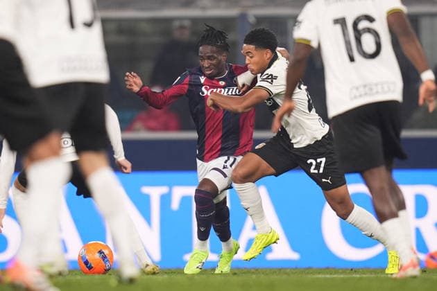 Bologna s Jonathan Rowe fights for the ball with ParmaÕs Sascha Britschgi during the round of 16 Frecciarossa Italian Cup 2025 2026 soccer match between Bologna and Parma at Renato DallÕAra Stadium in Bologna, North Italy, Thursday, December 4, 2025. Soccer  Copyright: xMassimoxPaolone LaPressex