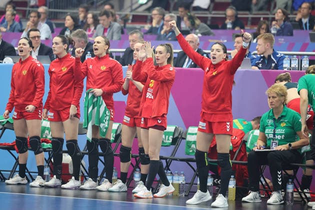 GER, Dortmund, 27th Wommen s World Championship, WM, Weltmeisterschaft 2025, Hauptrunde Main Round, Gruppe Group II, 2. Runde Round: Montenegro (MNE) vs. Deutschland Germany (GER) 04.12.2025, Westfalenhalle, Dortmund, GER, Dortmund, 27th Wommen s World Championship 2025, Hauptrunde Main Round, Gruppe Group II, 2. Runde Round: Montenegro (MNE) vs. Deutschland Germany (GER) , im Bild: die Bank von Montenegro freut sich