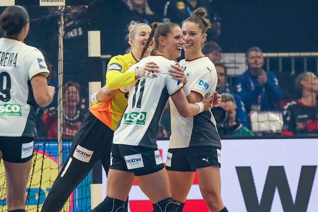 GER, Dortmund, 27th Wommen s World Championship, WM, Weltmeisterschaft 2025, Hauptrunde Main Round, Gruppe Group II, 2. Runde Round: Montenegro (MNE) vs. Deutschland Germany (GER) 04.12.2025, Westfalenhalle, Dortmund, GER, Dortmund, 27th Wommen s World Championship 2025, Hauptrunde Main Round, Gruppe Group II, 2. Runde Round: Montenegro (MNE) vs. Deutschland Germany (GER) , im Bild: Katharina Filter Torhueterin (Ger 42), freut sich ueber ein Tor, dqss sie selber geworfen hat. mit Xenia Smits (Ger 11), Emily Vogel (Ger 20),