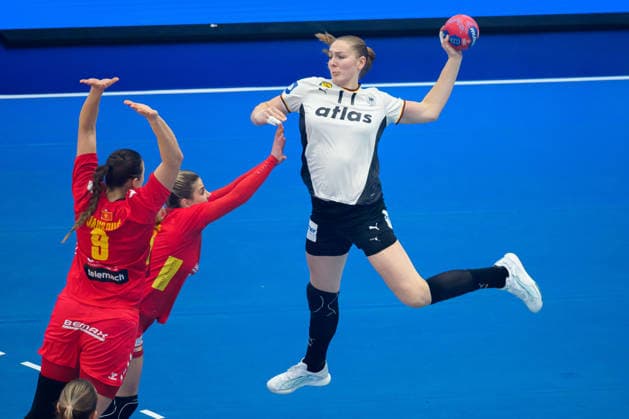 Handball, Frauen WM, Hauptrunde: Montenegro - Deutschland v.li. Durdina Jaukovic (Montenegro), Viola Leuchter (Deutschland) Dortmund Westfalenhalle Nordrhein-Westfalen Deutschland
