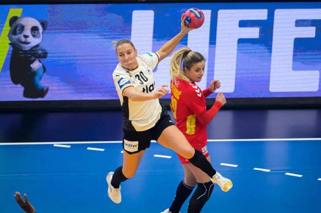Handball, Frauen WM, Hauptrunde: Montenegro - Deutschland Jenny Behrend (Deutschland) Dortmund Westfalenhalle Nordrhein-Westfalen Deutschland