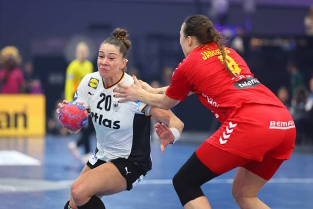 Emily Vogel (Deutschland) im Zweikampf mit Durdina Jaukovic (Montenegro) Deutschland vs Montenegro, Handball, Frauen-Weltmeisterschaft, 04.12.2025 Deutschland vs Montenegro, Handball, Frauen-Weltmeisterschaft, 04.12.2025 Dortmund Copyright: xEibner-Pressefotox EP_RWS