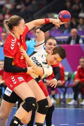 Alina Grijseels (Deutschland) im Zweikampf mit Tatjana Brnovic (Montenegro) Deutschland vs Montenegro, Handball, Frauen-Weltmeisterschaft, 04.12.2025 Deutschland vs Montenegro, Handball, Frauen-Weltmeisterschaft, 04.12.2025 Dortmund Copyright: xEibner-Pressefotox EP_RWS
