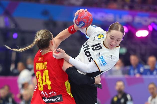 Nieke Kuehne (Deutschland) im Zweikampf mit Tatjana Brnovic (Montenegro) Deutschland vs Montenegro, Handball, Frauen-Weltmeisterschaft, 04.12.2025 Deutschland vs Montenegro, Handball, Frauen-Weltmeisterschaft, 04.12.2025 Dortmund Copyright: xEibner-Pressefotox EP_RWS