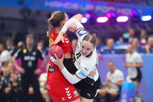 Nieke Kuehne (Deutschland) im Zweikampf mit Tatjana Brnovic (Montenegro) Deutschland vs Montenegro, Handball, Frauen-Weltmeisterschaft, 04.12.2025 Deutschland vs Montenegro, Handball, Frauen-Weltmeisterschaft, 04.12.2025 Dortmund Copyright: xEibner-Pressefotox EP_RWS