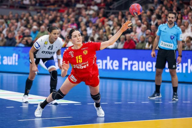 04.12.2025, Handball WM Frauen, Hauptrunde, Deutschland - Montenegro, 27th IHF Women s Handball World Championship, WM, Weltmeisterschaft Westfalenhalle Dortmund: Jelena Vukcevic (Montenegro 15) wirft auf das Tor Nordrhein-Westfalen Deutschland
