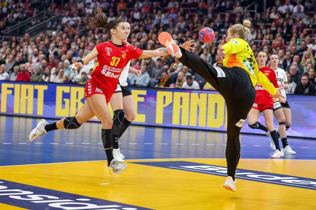04.12.2025, Handball WM Frauen, Hauptrunde, Deutschland - Montenegro, 27th IHF Women s Handball World Championship, WM, Weltmeisterschaft Westfalenhalle Dortmund: Nina Bulatovic (Montenegro 37) wirft auf das Tor von Katharina Filter (GER 42) Nordrhein-Westfalen Deutschland