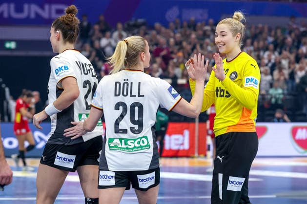 04.12.2025, Handball WM Frauen, Hauptrunde, Deutschland - Montenegro, 27th IHF Women s Handball World Championship, WM, Weltmeisterschaft Westfalenhalle Dortmund: Jubel zur Halbzeit - Emily Vogel (GER 20) Antje Doll (GER 29) Katharina Filter (GER 42) Nordrhein-Westfalen Deutschland