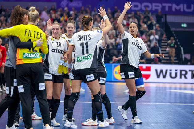 04.12.2025, Handball WM Frauen, Hauptrunde, Deutschland - Montenegro, 27th IHF Women s Handball World Championship, WM, Weltmeisterschaft Westfalenhalle Dortmund: Jubel zur Halbzeit - Jenny Behrend (GER 30) Xenia Smits (GER 11) Aimee von Pereira (GER 49) Nordrhein-Westfalen Deutschland