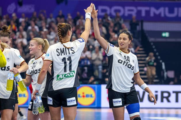 04.12.2025, Handball WM Frauen, Hauptrunde, Deutschland - Montenegro, 27th IHF Women s Handball World Championship, WM, Weltmeisterschaft Westfalenhalle Dortmund: Jubel zur Halbzeit - Xenia Smits (GER 11) Aimee von Pereira (GER 49) Nordrhein-Westfalen Deutschland