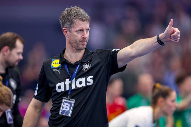 04.12.2025, Handball WM Frauen, Hauptrunde, Deutschland - Montenegro, 27th IHF Women s Handball World Championship, WM, Weltmeisterschaft Westfalenhalle Dortmund: Nationaltrainer Markus Gaugisch (GER hc) gestikulierend am Spielfeldrand Nordrhein-Westfalen Deutschland