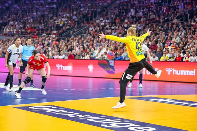 04.12.2025, Handball WM Frauen, Hauptrunde, Deutschland - Montenegro, 27th IHF Women s Handball World Championship, WM, Weltmeisterschaft Westfalenhalle Dortmund: Katharina Filter (GER 42) verteidigt gegen Jelena Vukcevic (Montenegro 15) Nordrhein-Westfalen Deutschland