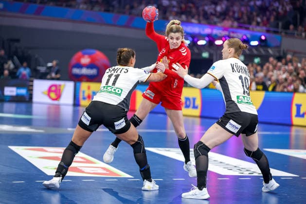 04.12.2025, Handball WM Frauen, Hauptrunde, Deutschland - Montenegro, 27th IHF Women s Handball World Championship, WM, Weltmeisterschaft Westfalenhalle Dortmund: Xenia Smits (GER 11) unx Nieke Kuhne (GER 19) verteidigen am Kreis Nordrhein-Westfalen Deutschland