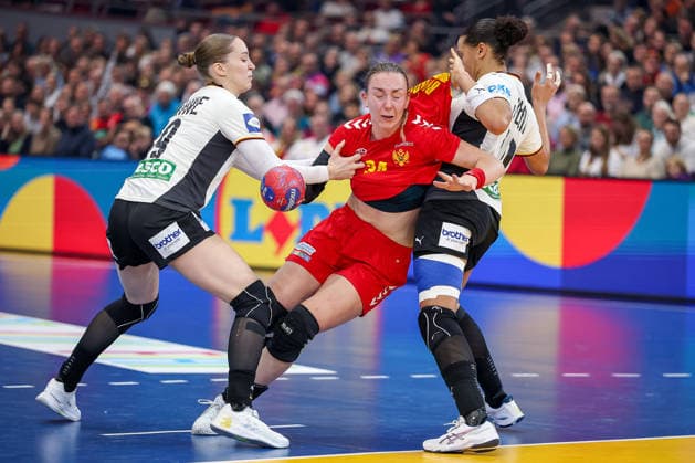 04.12.2025, Handball WM Frauen, Hauptrunde, Deutschland - Montenegro, 27th IHF Women s Handball World Championship, WM, Weltmeisterschaft Westfalenhalle Dortmund: Nieke Kuhne (GER 19) und Aimee von Pereira (GER 49) verteidigen gegen Tatjana Brnovic (Montenegro 34) am Kreis Nordrhein-Westfalen Deutschland