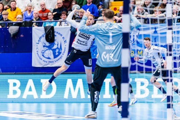 v.l. Simon Pytlick (SG Flensburg-Handewitt, 02), Constantin Moestl (TBV Lemgo Lippe, 01) GER, TBV Lemgo Lippe vs. SG Flensburg-Handewitt, Handball, 1. Bundesliga, 15. Spieltag, Spielzeit 2025 2026, 04.12.2025 GER, TBV Lemgo Lippe vs. SG Flensburg-Handewitt, Handball, 1. Bundesliga, 15. Spieltag, Spielzeit 2025 2026, 04.12.2025 Lemgo Copyright: xEibner-Pressefoto JanxRollingerx EP_JSK