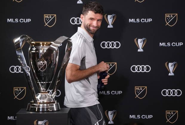 Sport Bilder des Tages December 4, 2025, Fort Lauderdale, Fl, UNITED STATES: Vancouver Whitecaps Thomas Muller looks at the MLS, Fussball Herren, USA Cup trophy as he arrives for a news conference ahead of the MLS Cup final soccer match, in Fort Lauderdale, Fla., Thursday, Dec. 4, 2025. Canada News - December 4, 2025 - ZUMAc35_ 20251204_zaf_c35_030 Copyright: xDarrylxDyckx